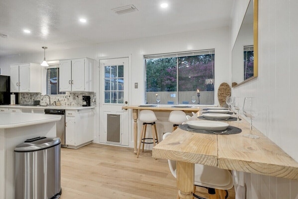 Frigorífic, microones, forn i placa de cuina