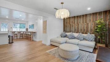 Una televisión, videojuegos, servicios de streaming, una oficina