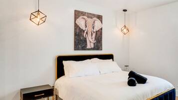 4 dormitorios, escritorio, tabla de planchar con plancha y cuna de viaje