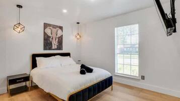 4 bedrooms, desk, iron/ironing board, travel crib