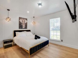 4 slaapkamers, een bureau, een strijkplank/strijkijzer, reisbedje