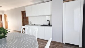 Fridge, microwave, oven, stovetop - Morze u Sary (Warszawa)