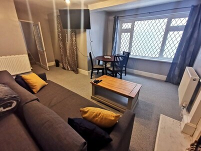 Walk to the Beach! 2 bed Swansea Centre Flat Sleeps 6