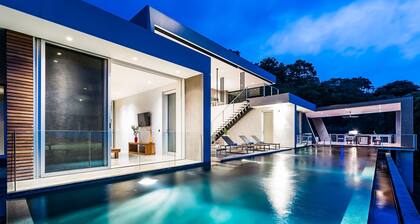 ONE OF A KIND VILLA W/ Huge Outdoor living Area, Private Pool!