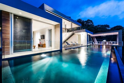 ONE OF A KIND VILLA W/ Huge Outdoor living Area, Private Pool!