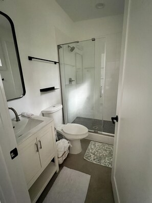 Shower, hair dryer, towels, soap - Modern Tiny House~Walk Dtwn~Park~EV Charger! (Raleigh)