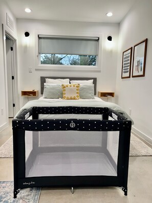 1 bedroom, desk, iron/ironing board, travel cot - Modern Tiny House~Walk Dtwn~Park~EV Charger! (Raleigh)