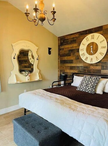 Cozy, 1 bedroom Cottage with Mountain views!