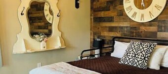 Cozy, 1 bedroom Cottage with Mountain views!