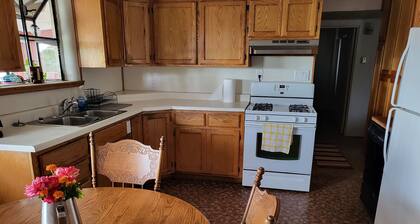 Top of the Hill Guest House - Cozy home near City Golf Course - Pet Friendly!