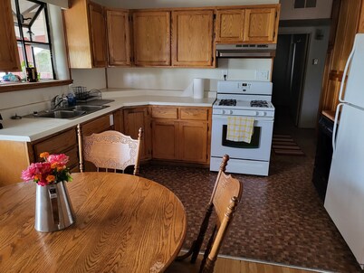 Top of the Hill Guest House - Cozy home near City Golf Course - Pet Friendly!
