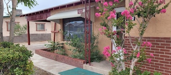 Top of the Hill Guest House - Cozy home near City Golf Course - Pet Friendly!

