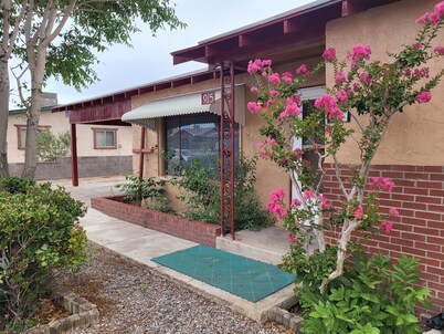 Top of the Hill Guest House - Cozy home near City Golf Course - Pet Friendly!
