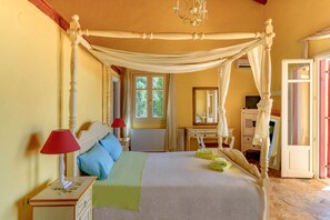 3 chambres, coffre-fort, fer et planche Ă repasser