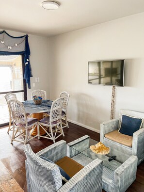 Dining - Beachfront house for up to 12 people. (Bombinhas)