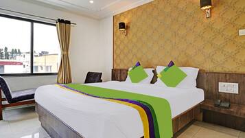 Camera Standard | Una scrivania, ferro/asse da stiro