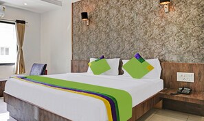 Desk, iron/ironing board - Treebo Varsha Palace (Chhatrapati Sambhajinagar)