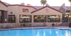 Outdoor pool, a heated pool - In The Center Of It All, Right Next To The Sphere, Ten Minute Walk To The Strip (Las Vegas)