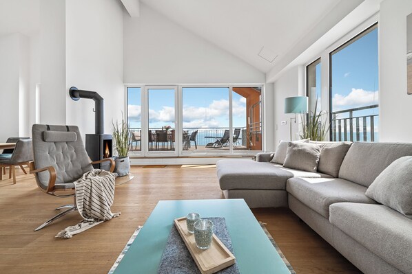 Fernseher, Kamin, Stereoanlage