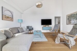 TV, fireplace, stereo