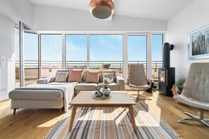 Fernseher, Kamin, Stereoanlage