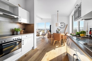 Réfrigérateur, four à micro-ondes, un four, surface de cuisson