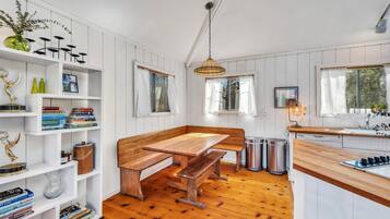 House, 2 Queen Beds (East Hampton Springs Haven) | Private kitchen
