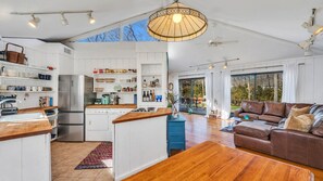 House, 2 Queen Beds (East Hampton Springs Haven) | Private kitchen