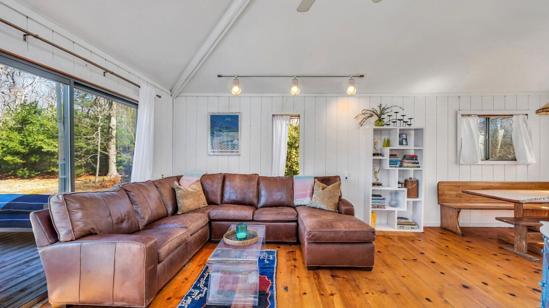 House, 2 Queen Beds (East Hampton Springs Haven) | Living area