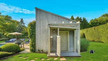 House, Multiple Beds (Sagaponack Seclusion) | Property grounds