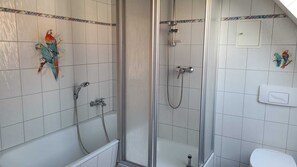 Een bad, een haardroger, handdoeken, zeep