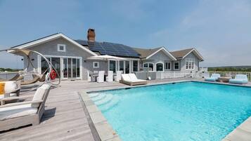 Casa, varias camas (Amagansett Beachfront Beauty) | Alberca | Alberca al aire libre y alberca climatizada