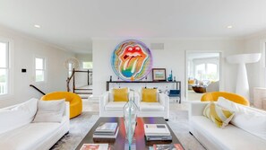 Huis, meerdere bedden (Amagansett Beachfront Beauty) | Woonruimte | Een televisie, een open haard en een stereo