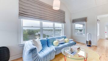 Casa, varias camas (Amagansett Beachfront Beauty) | Área de sala de estar | Televisión, chimenea y estéreo