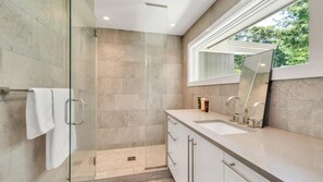House, Multiple Beds (East Hampton Fringe Fantastic) | Bathroom - East Hampton Fringe Fantastic (East Hampton)