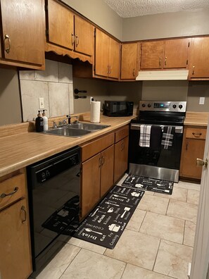 冰箱、微波炉、烤箱、炉灶