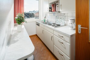 ثلاجة، ميكروويف، غسالة أطباق، ماكينة لصنع القهوة/الشاي