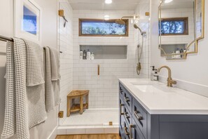 Bathtub, hair dryer - Beautiful Bayside Beach Home in Pacific Beach (San Diego)