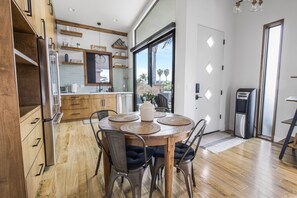 Fridge, microwave, oven, stovetop - Beautiful Bayside Beach Home in Pacific Beach (San Diego)