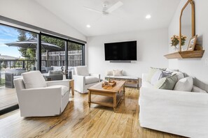 TV, stereo - Beautiful Bayside Beach Home in Pacific Beach (San Diego)