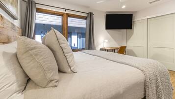 2 bedrooms, desk, iron/ironing board, travel crib