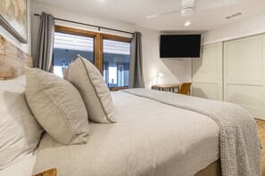 2 slaapkamers, een bureau, een strijkplank/strijkijzer, reisbedje