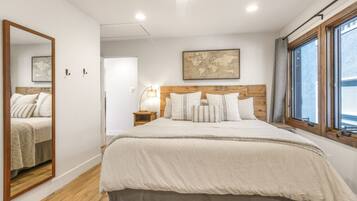 2 soverom, skrivebord, strykejern/-brett og reiseseng for barn