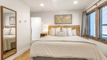 2 habitaciones, escritorio y tabla de planchar con plancha