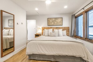 2 chambres, bureau, fer et planche à repasser, lit parapluie