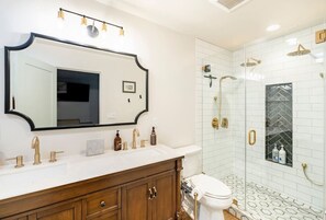 Bathtub, hair dryer - Beautiful Bayside Beach Home in Pacific Beach (San Diego)