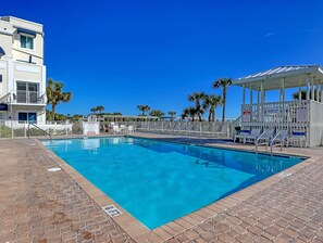 Alberca al aire libre y alberca climatizada