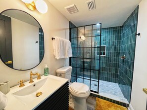Dusche, Haartrockner, Handtücher, Seife