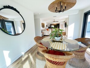 Dining - Chic 3 BR Condo on Water with Pool Close to Beach (Bonita Springs)