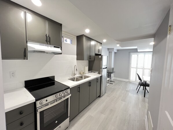 Refrigerador, microondas, horno y parrilla de estufa